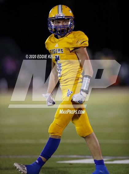 Thumbnail 3 in Palmer vs. Leonard (UIL 3A Bi-District Playoff) photogallery.