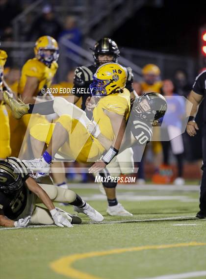 Thumbnail 2 in Palmer vs. Leonard (UIL 3A Bi-District Playoff) photogallery.
