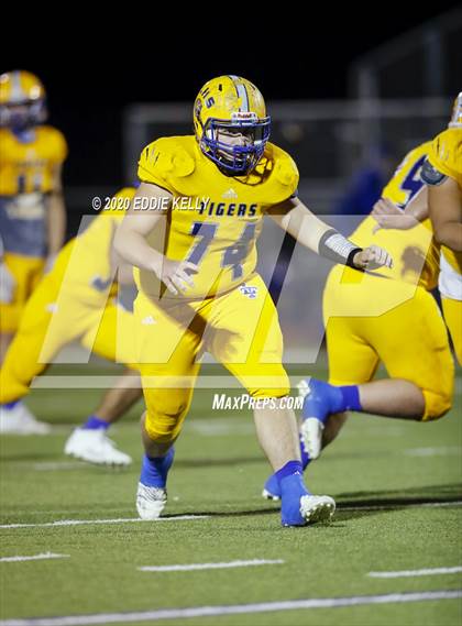 Thumbnail 1 in Palmer vs. Leonard (UIL 3A Bi-District Playoff) photogallery.