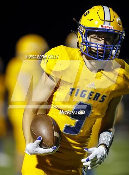 Thumbnail 3 in Palmer vs. Leonard (UIL 3A Bi-District Playoff) photogallery.