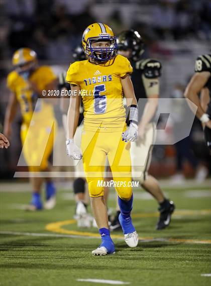 Thumbnail 3 in Palmer vs. Leonard (UIL 3A Bi-District Playoff) photogallery.