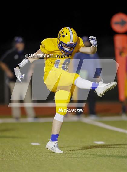 Thumbnail 3 in Palmer vs. Leonard (UIL 3A Bi-District Playoff) photogallery.