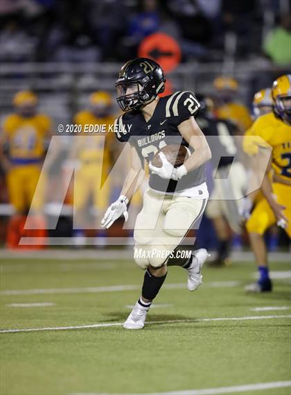 Thumbnail 2 in Palmer vs. Leonard (UIL 3A Bi-District Playoff) photogallery.
