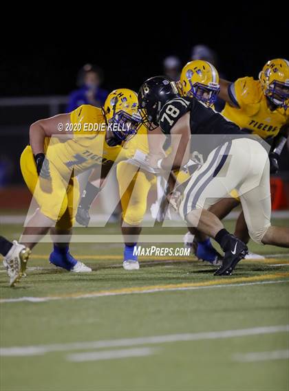 Thumbnail 1 in Palmer vs. Leonard (UIL 3A Bi-District Playoff) photogallery.