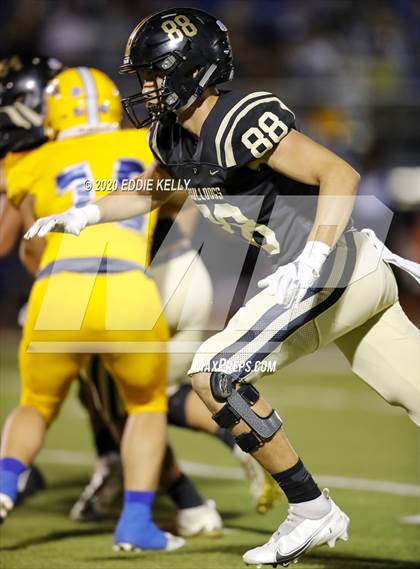 Thumbnail 1 in Palmer vs. Leonard (UIL 3A Bi-District Playoff) photogallery.