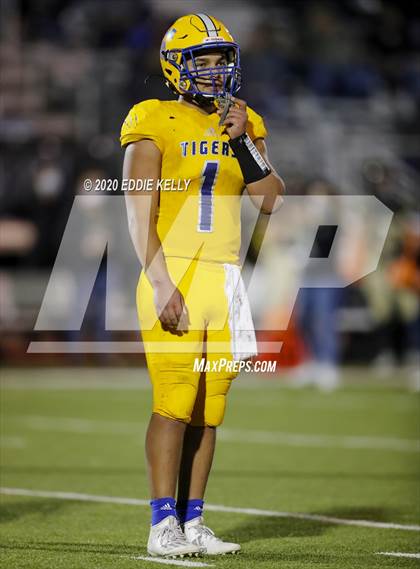 Thumbnail 1 in Palmer vs. Leonard (UIL 3A Bi-District Playoff) photogallery.