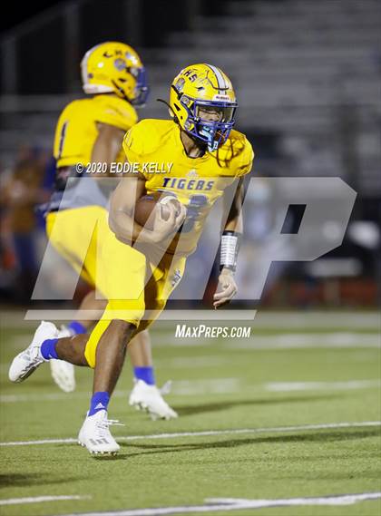 Thumbnail 2 in Palmer vs. Leonard (UIL 3A Bi-District Playoff) photogallery.