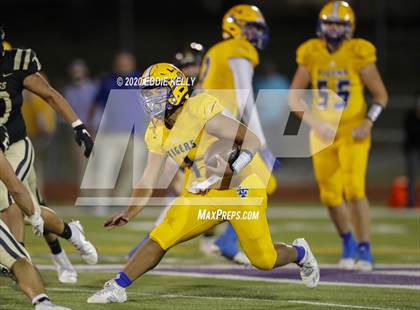 Thumbnail 3 in Palmer vs. Leonard (UIL 3A Bi-District Playoff) photogallery.