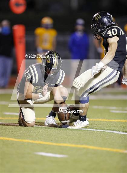 Thumbnail 2 in Palmer vs. Leonard (UIL 3A Bi-District Playoff) photogallery.