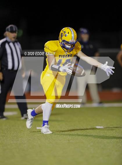 Thumbnail 3 in Palmer vs. Leonard (UIL 3A Bi-District Playoff) photogallery.