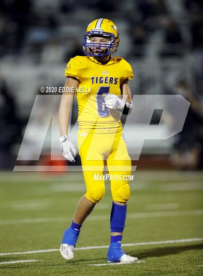 Thumbnail 1 in Palmer vs. Leonard (UIL 3A Bi-District Playoff) photogallery.
