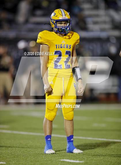 Thumbnail 2 in Palmer vs. Leonard (UIL 3A Bi-District Playoff) photogallery.