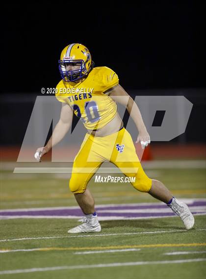 Thumbnail 1 in Palmer vs. Leonard (UIL 3A Bi-District Playoff) photogallery.
