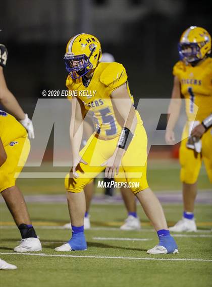 Thumbnail 2 in Palmer vs. Leonard (UIL 3A Bi-District Playoff) photogallery.