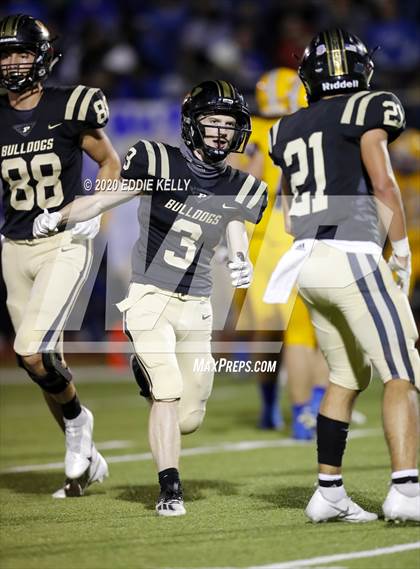 Thumbnail 1 in Palmer vs. Leonard (UIL 3A Bi-District Playoff) photogallery.