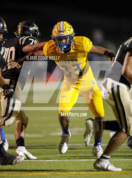 Thumbnail 2 in Palmer vs. Leonard (UIL 3A Bi-District Playoff) photogallery.