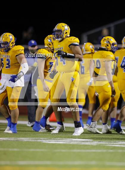 Thumbnail 3 in Palmer vs. Leonard (UIL 3A Bi-District Playoff) photogallery.