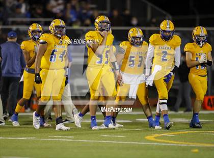 Thumbnail 3 in Palmer vs. Leonard (UIL 3A Bi-District Playoff) photogallery.