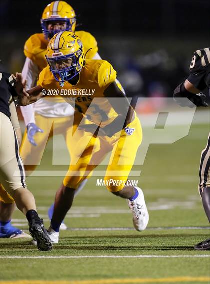 Thumbnail 1 in Palmer vs. Leonard (UIL 3A Bi-District Playoff) photogallery.