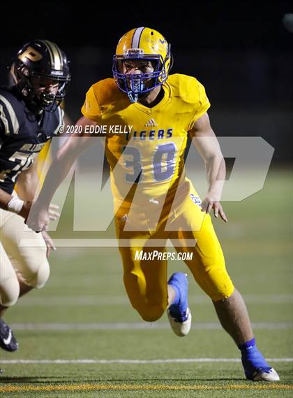 Thumbnail 3 in Palmer vs. Leonard (UIL 3A Bi-District Playoff) photogallery.