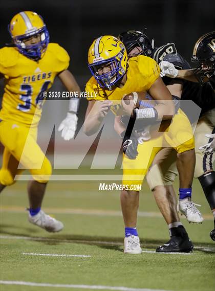Thumbnail 1 in Palmer vs. Leonard (UIL 3A Bi-District Playoff) photogallery.
