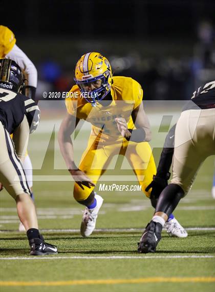 Thumbnail 3 in Palmer vs. Leonard (UIL 3A Bi-District Playoff) photogallery.