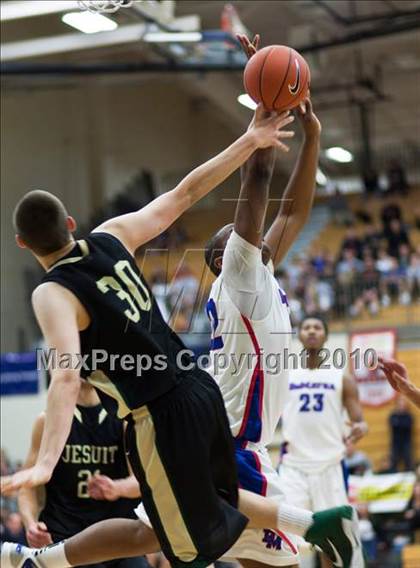Thumbnail 1 in Jesuit vs. DeMatha (Les Schwab Invitational 2010) photogallery.