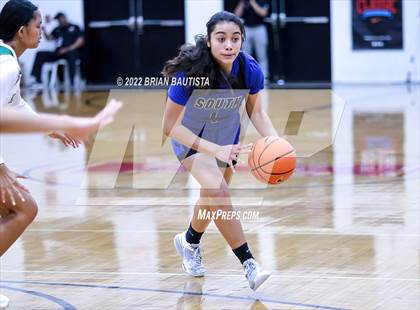 Thumbnail 3 in Konawaena vs South Medford (Iolani Classic Honolulu - Day 1) photogallery.