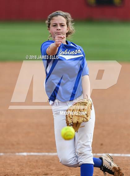 Thumbnail 2 in Lorena vs. Robinson photogallery.