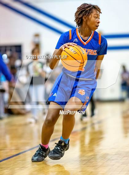 Thumbnail 1 in Whiteville vs. St. Pauls (NCHSAA 2A - Third Round) photogallery.