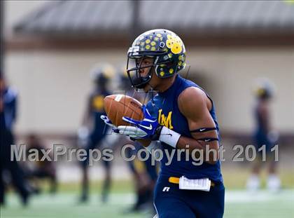 Thumbnail 2 in La Marque vs Manvel (4A Div 2 Region 3 Quarterfinal) photogallery.
