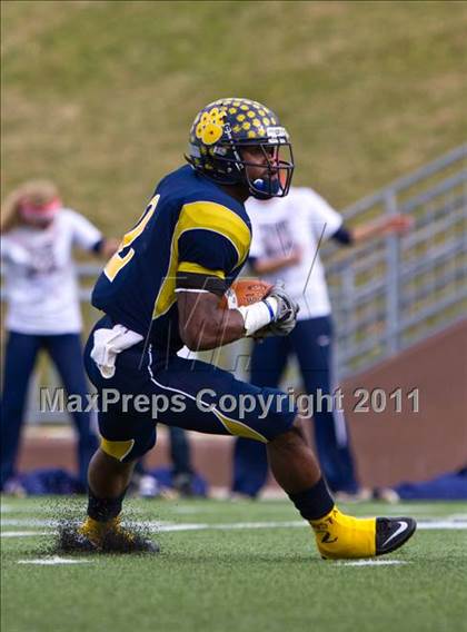 Thumbnail 2 in La Marque vs Manvel (4A Div 2 Region 3 Quarterfinal) photogallery.