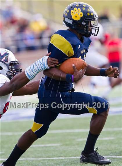 Thumbnail 3 in La Marque vs Manvel (4A Div 2 Region 3 Quarterfinal) photogallery.