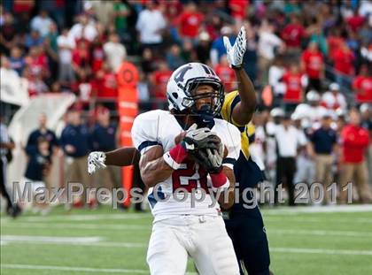 Thumbnail 1 in La Marque vs Manvel (4A Div 2 Region 3 Quarterfinal) photogallery.
