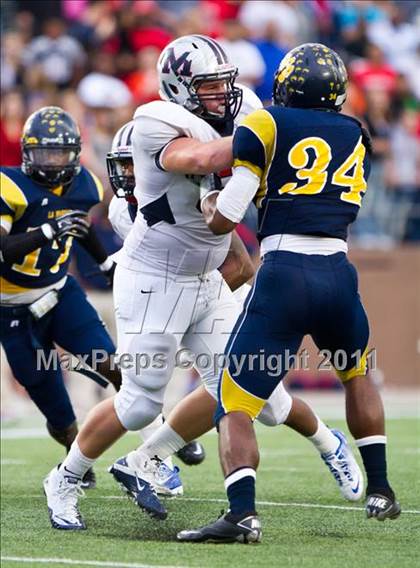 Thumbnail 2 in La Marque vs Manvel (4A Div 2 Region 3 Quarterfinal) photogallery.