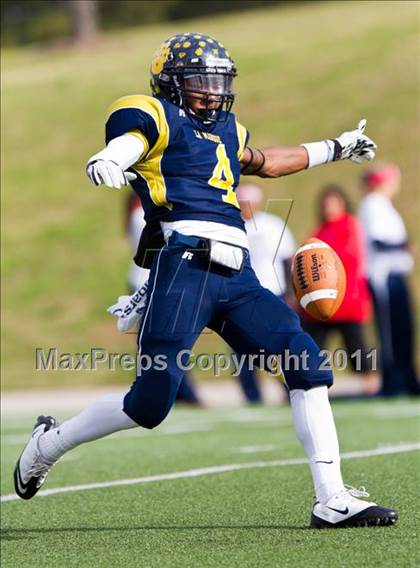 Thumbnail 2 in La Marque vs Manvel (4A Div 2 Region 3 Quarterfinal) photogallery.