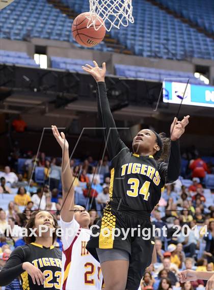 Thumbnail 3 in Hickory vs. Chapel Hill (NCHSAA 3A Final) photogallery.