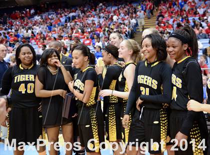 Thumbnail 3 in Hickory vs. Chapel Hill (NCHSAA 3A Final) photogallery.