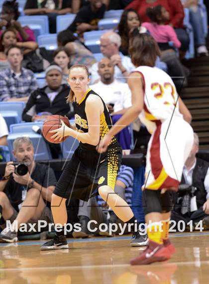 Thumbnail 2 in Hickory vs. Chapel Hill (NCHSAA 3A Final) photogallery.
