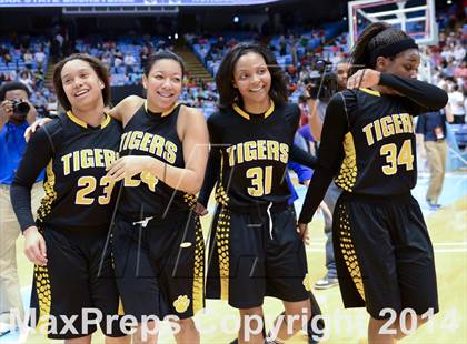 Thumbnail 1 in Hickory vs. Chapel Hill (NCHSAA 3A Final) photogallery.