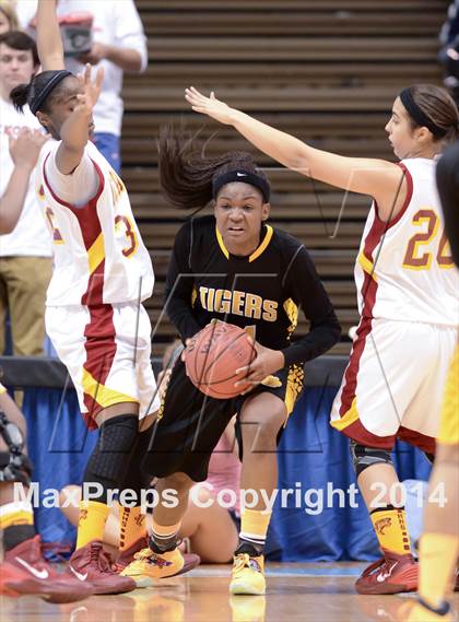 Thumbnail 3 in Hickory vs. Chapel Hill (NCHSAA 3A Final) photogallery.