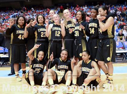 Thumbnail 2 in Hickory vs. Chapel Hill (NCHSAA 3A Final) photogallery.