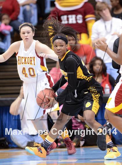 Thumbnail 2 in Hickory vs. Chapel Hill (NCHSAA 3A Final) photogallery.