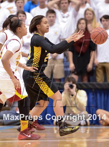 Thumbnail 3 in Hickory vs. Chapel Hill (NCHSAA 3A Final) photogallery.