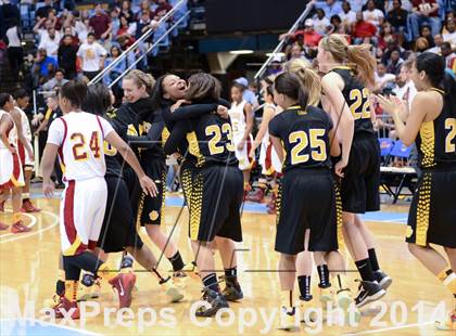 Thumbnail 3 in Hickory vs. Chapel Hill (NCHSAA 3A Final) photogallery.