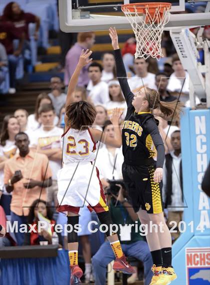 Thumbnail 1 in Hickory vs. Chapel Hill (NCHSAA 3A Final) photogallery.