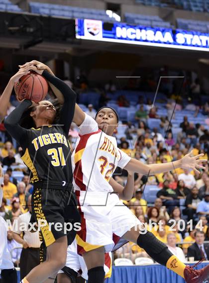 Thumbnail 2 in Hickory vs. Chapel Hill (NCHSAA 3A Final) photogallery.