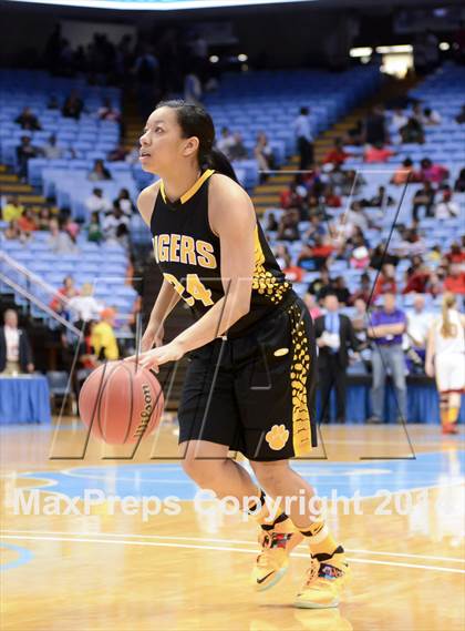 Thumbnail 3 in Hickory vs. Chapel Hill (NCHSAA 3A Final) photogallery.