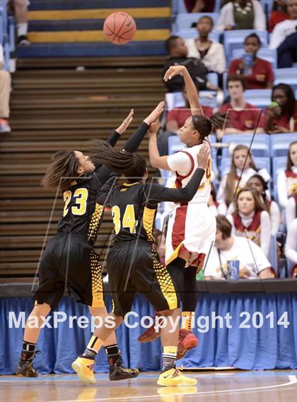 Thumbnail 1 in Hickory vs. Chapel Hill (NCHSAA 3A Final) photogallery.