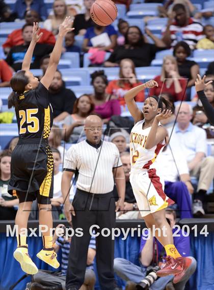 Thumbnail 2 in Hickory vs. Chapel Hill (NCHSAA 3A Final) photogallery.